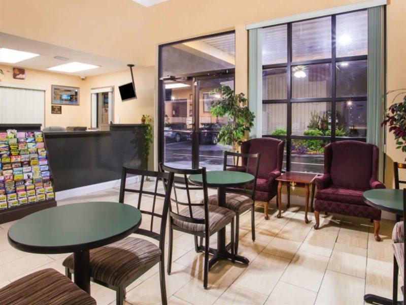 Howard Johnson By Wyndham Panama City Exterior photo