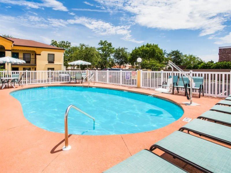Howard Johnson By Wyndham Panama City Exterior photo