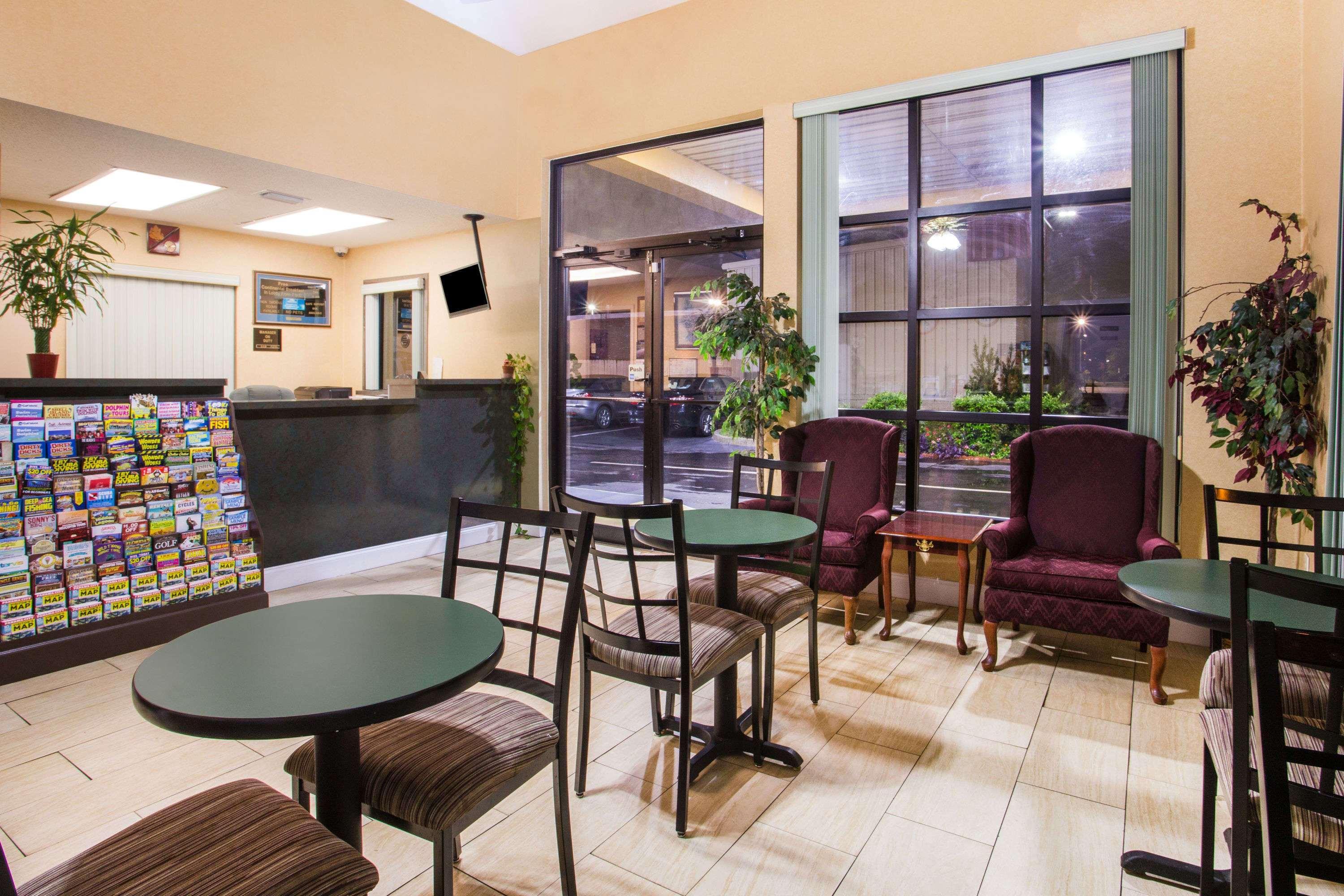 Howard Johnson By Wyndham Panama City Exterior photo